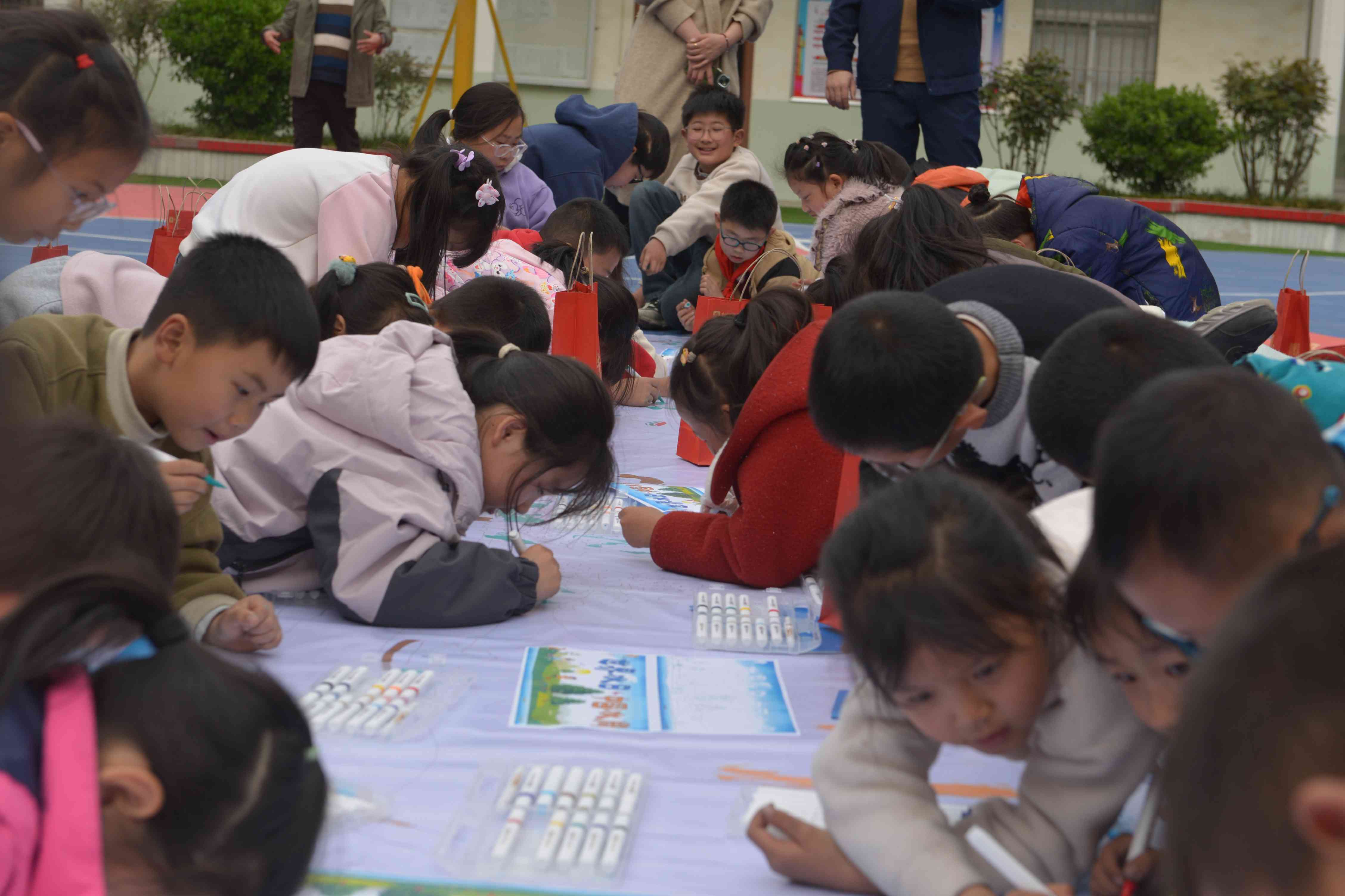 孩子們共同手繪畫卷 孩子們共同手繪畫卷