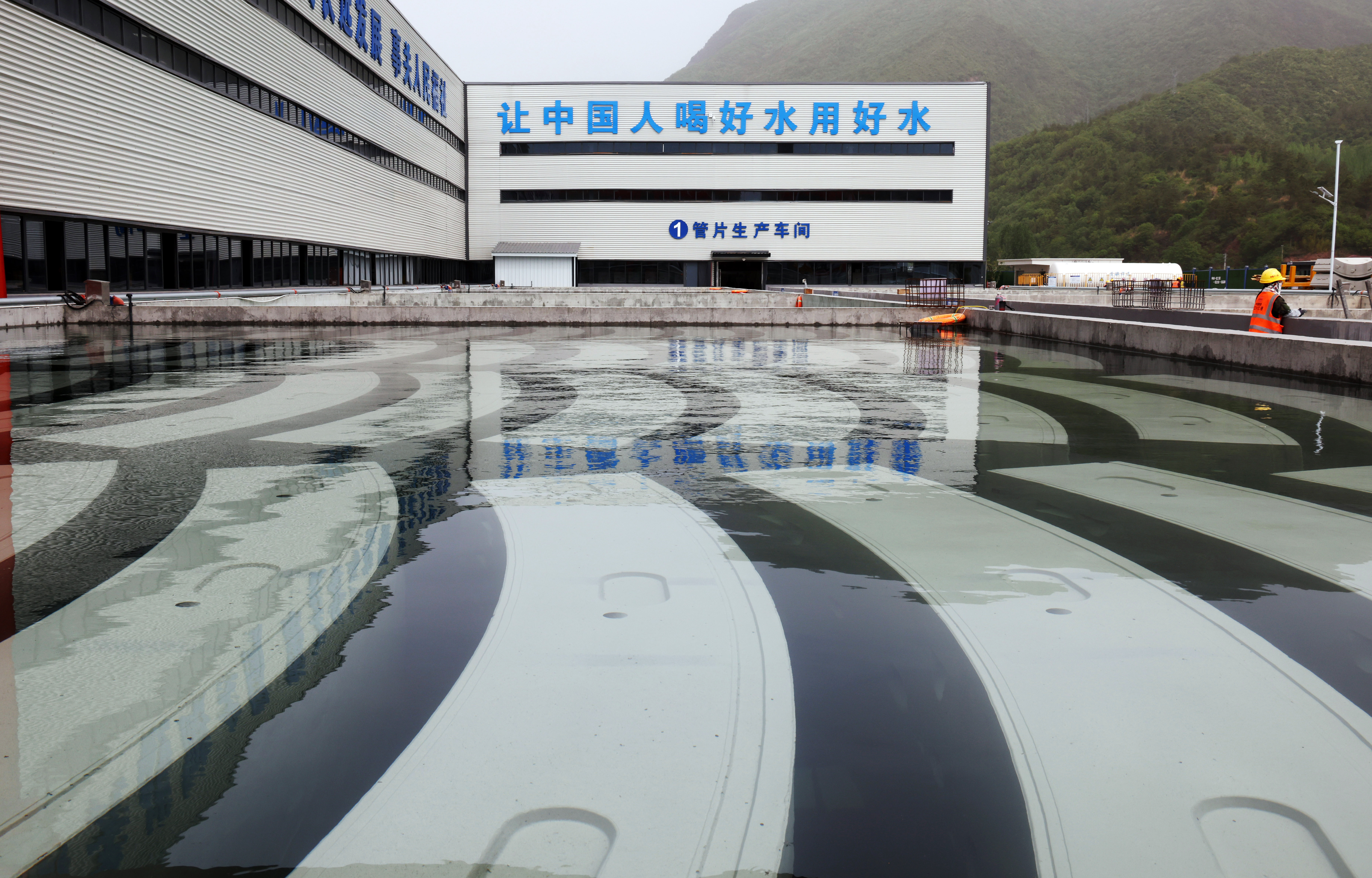 正在水養(yǎng)中的預(yù)制管片--趙興沛攝 正在水養(yǎng)中的預(yù)制管片--趙興沛攝