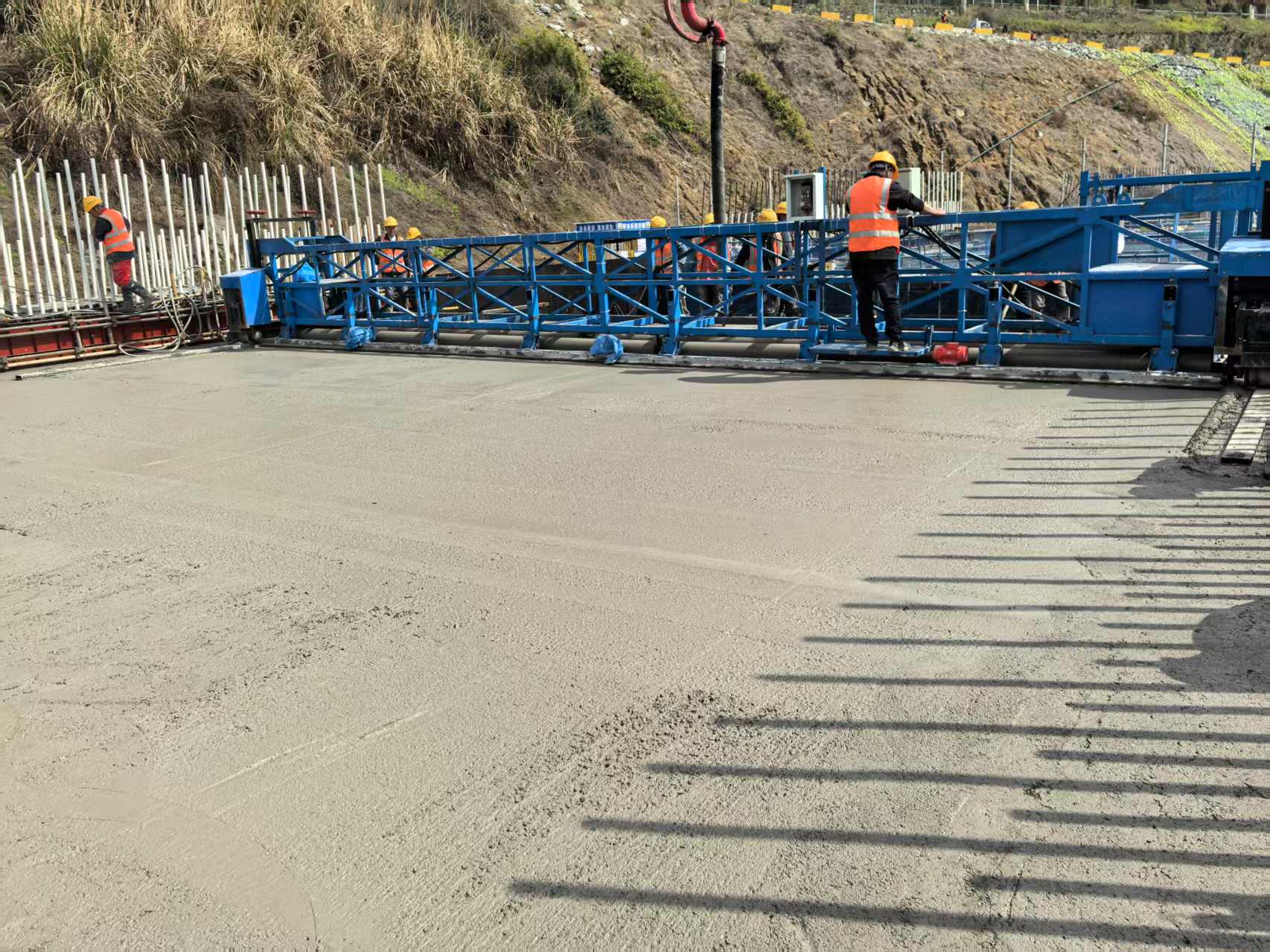 自動(dòng)攤鋪振搗抹面一體機(jī)收面1