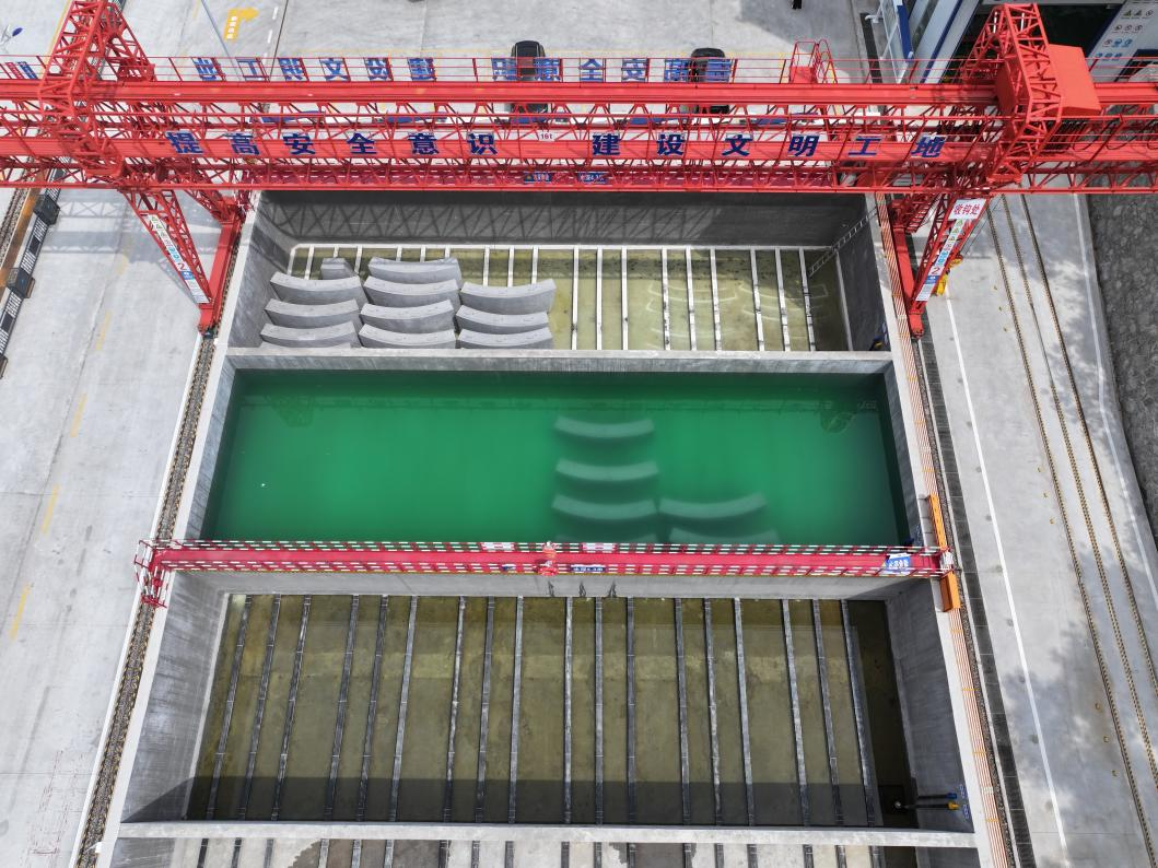 水養(yǎng)池對管片進(jìn)行養(yǎng)護(hù) 水養(yǎng)池對管片進(jìn)行養(yǎng)護(hù)